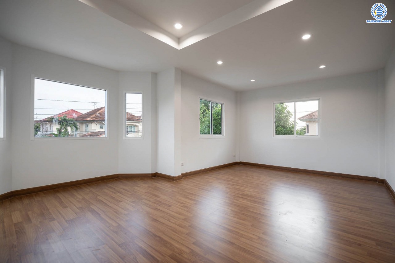 บ้านมือสองตกแต่งใหม่ โครงการ ชวนชื่น เรสซิเด้นซ์พาร์ค2 วัชรพล เนื้อที่ 53.1 ตร.ว. ฟังก์ชัน 3 ห้องนอน 2 ห้องน้ำ จอดรถได้ 1 คัน บนทำเลเชื่อมต่อหลายเส้นทาง ถ.รามอินทรา ถ.สายไหม และ ถ.พหลโยธิน ใกล้สนามบินดอนเมือง ทางด่วน "รามอินทรา-วงแหวนรอบนอก" และรถไฟฟ้าสายสีชมพู "สถานีคูคต"